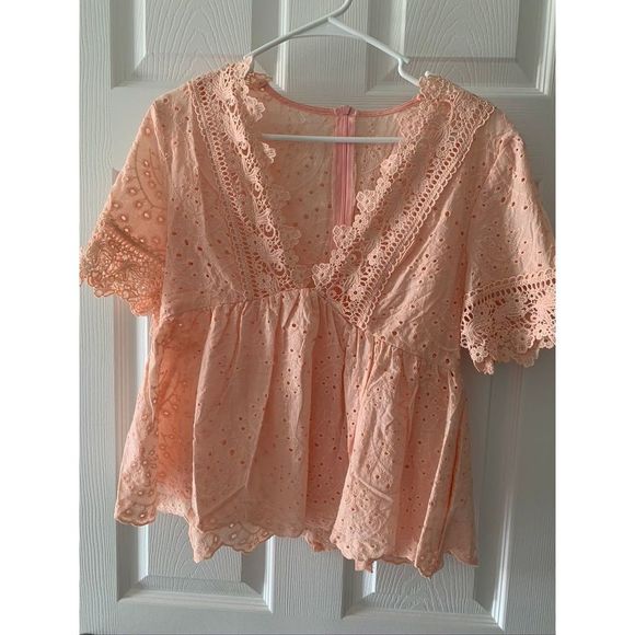 Tops - NWOT embroidered blouse